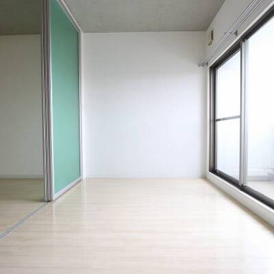
						居室も明るいです。扉を開ければ大きな1Ｒ。